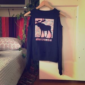 Girls Abercrombie kids cold shoulder sweatshirt.
